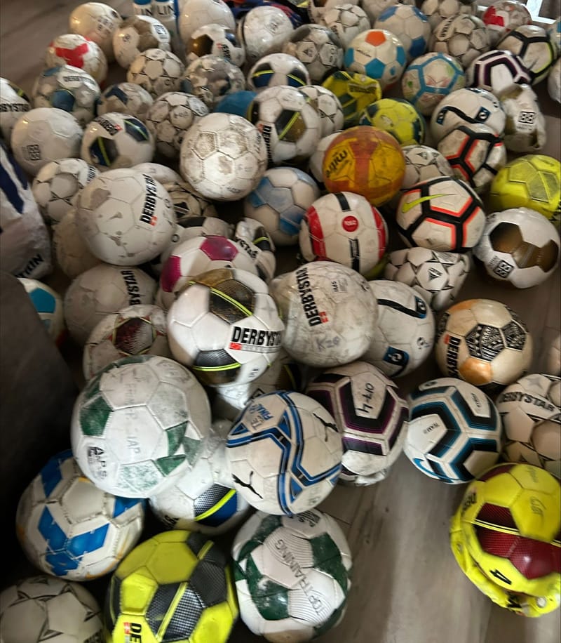 Voetballen en anders spullen gedoneerd door Kampong