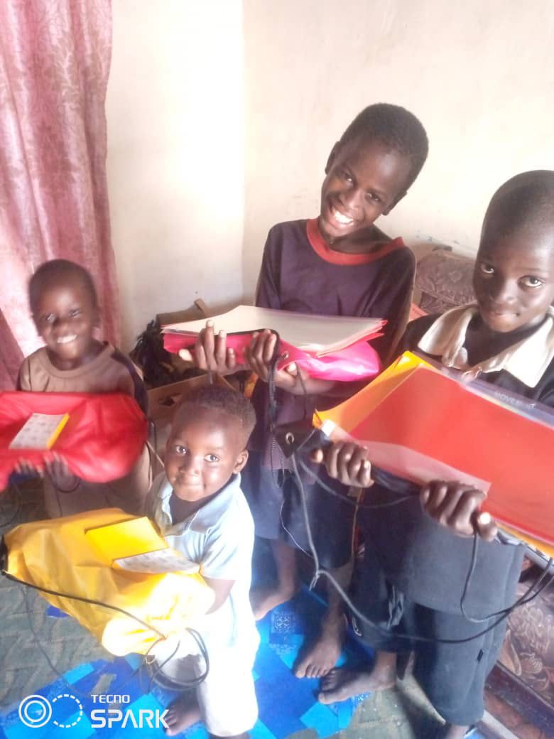 Tasjes met schoolspullen en nog wat voetballen aangekomen bij de mensen in Gambia