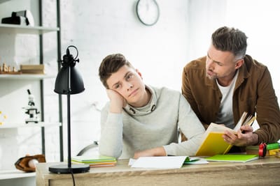 Mon ado ne travaille pas : que faire vraiment ?