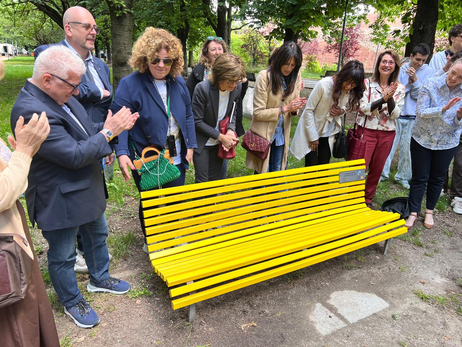 Una panchina gialla contro il bullismo e il Cyber bullismo. L'Assessore Giulia Negri sempre attenta ai problemi sociali, in particolare quando riguardano i ragazzi