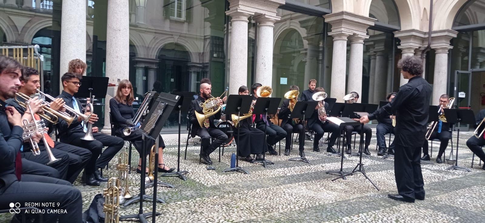 Bellissimo Concerto per Gruppo di Ottoni e Percussioni a cura del Conservatorio Cantelli di Novara, sotto la direzione del Maestro Vittorio Schiavone e la supervisine della Direttrice Alessandra Aina, nella splendida location del Tribunale di Novara