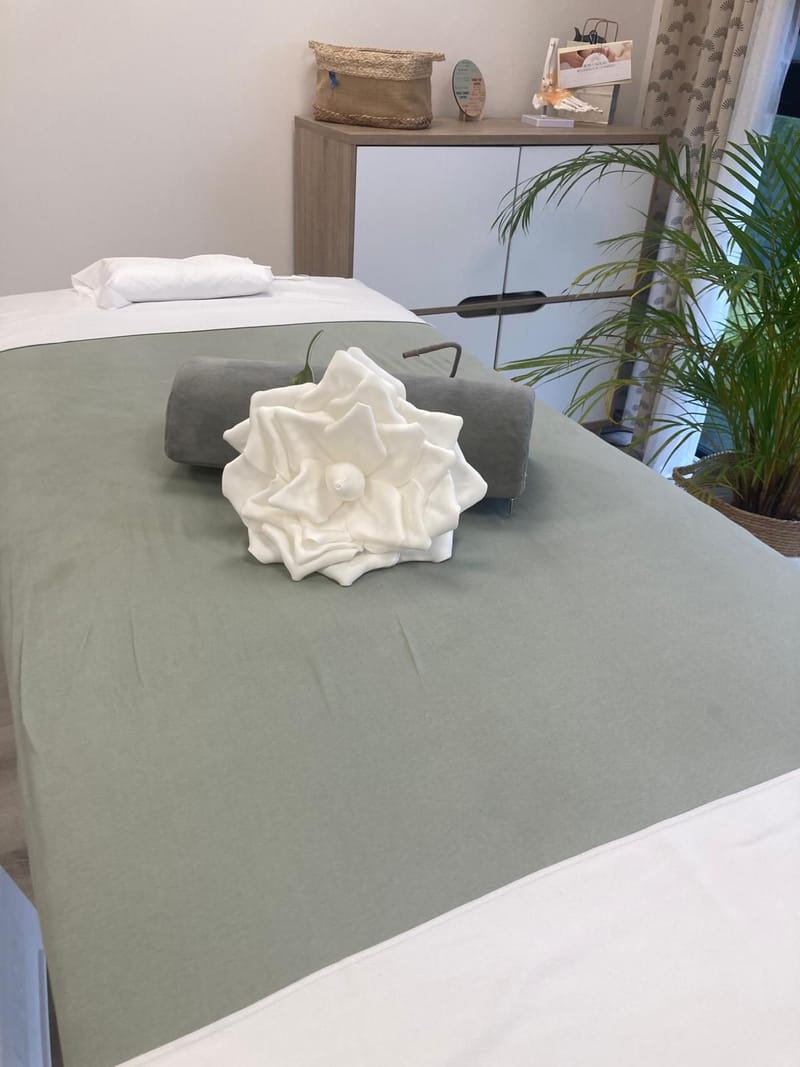 Une bouteille d'eau, une sciatique, un matelas trop confortable... et moi au milieu !