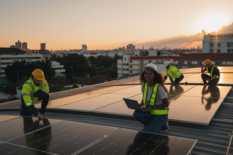 Poseur.seuse photovoltaïque