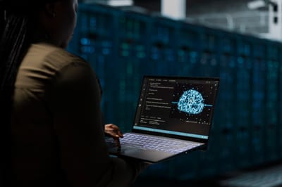 הכלכלה של "לשכור או לקנות": מתי משתלם לעבור מ-Commercial APIs ל-Open Source LLMs?