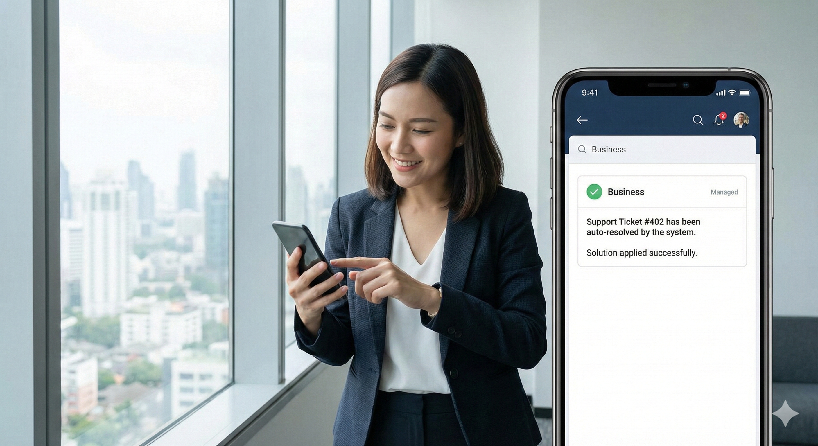 לקוחה מרוצה מביטה בטלפון הנייד שמציג הודעת שירות מותאמת אישית שנפתרה אוטומטית על ידי בוט חכם