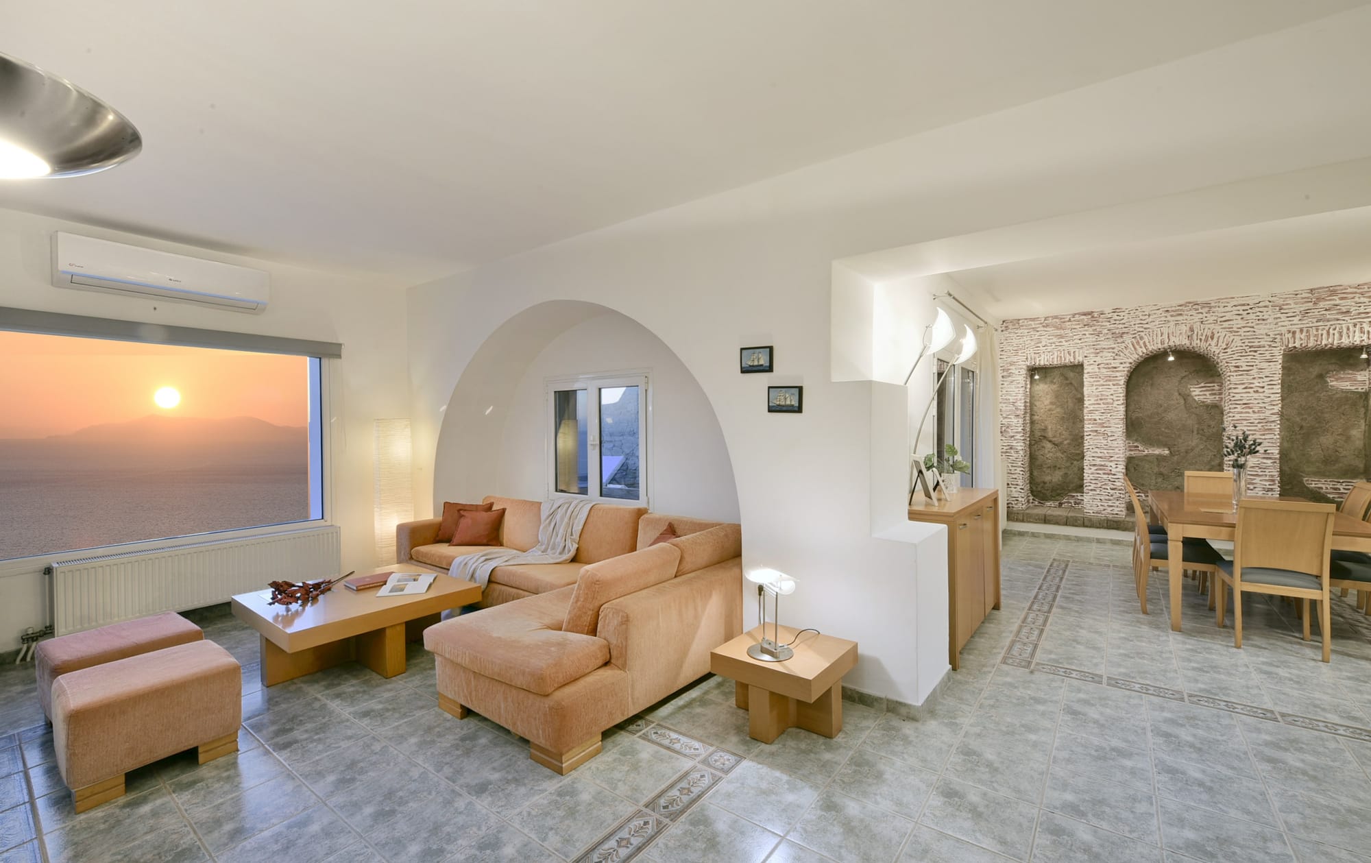 Villa Fos - Open-plan living and dining area