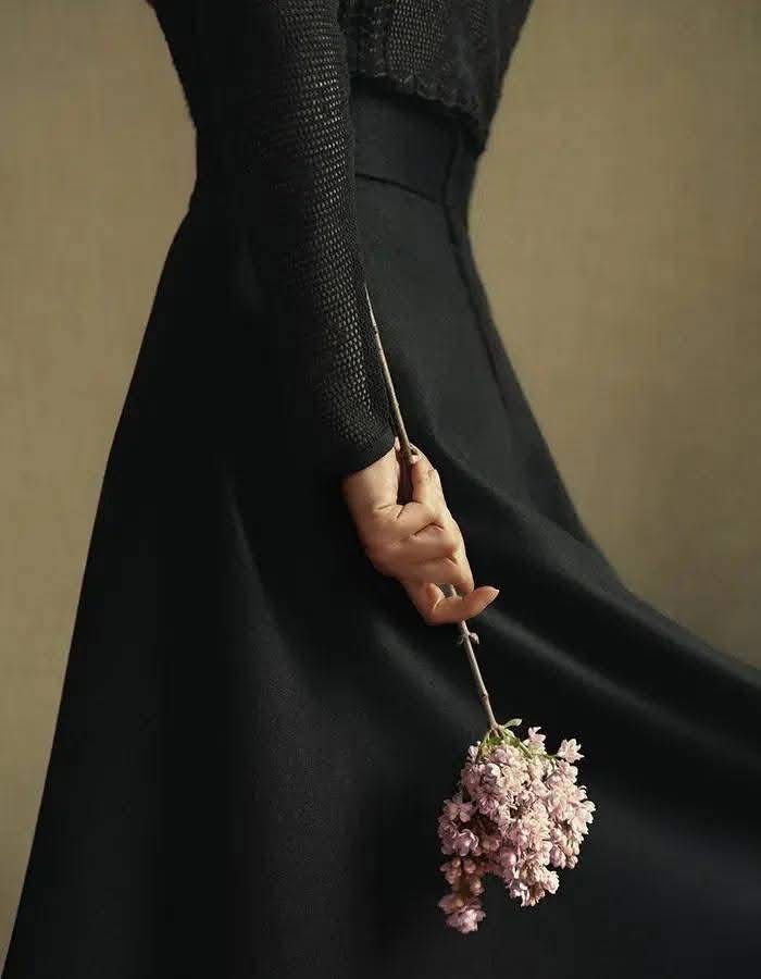 La beauté se tiens souvent derrière nous, en attente d'être offerte. "