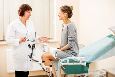 أهم 10 أسئلة يجب طرحها على الطبيب قبل التفكير في إنهاء الحمل