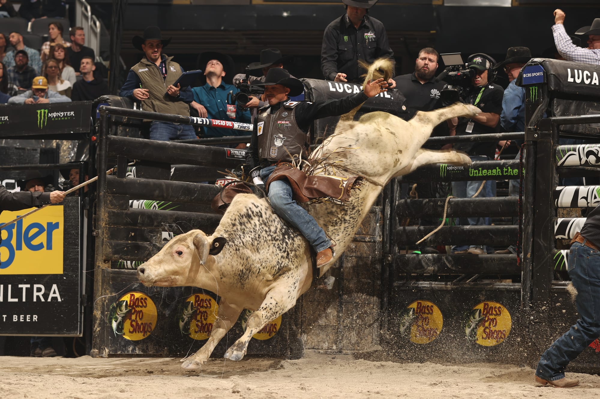 Andrew Alvidrez Wins Ariat PBR Indianapolis, Jumps to World No. 7