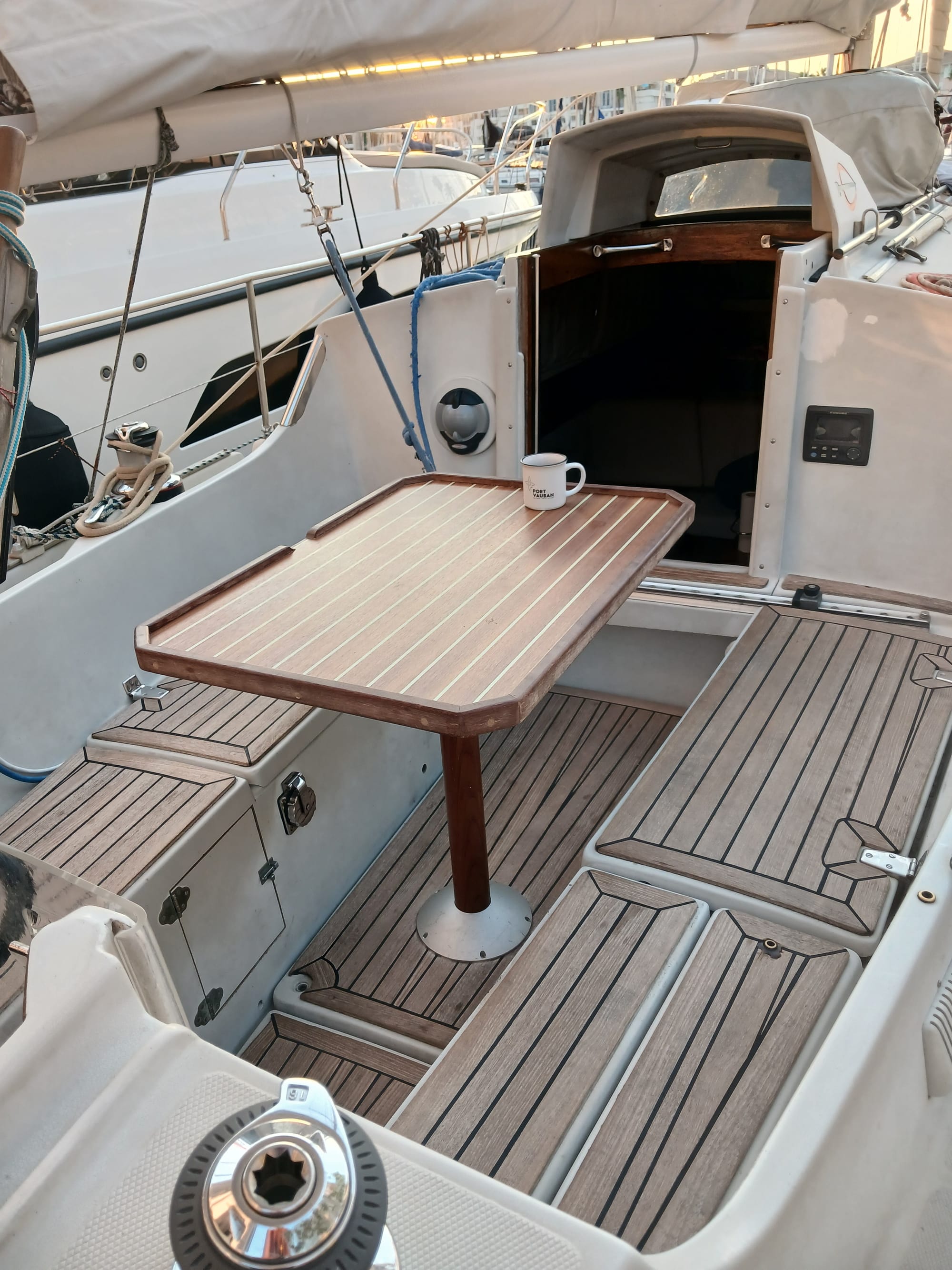 LE KIRK EST UN VOILIER DU CHANTIER AMEL - COCKPIT SPACIEUX ET CONFORTABLE