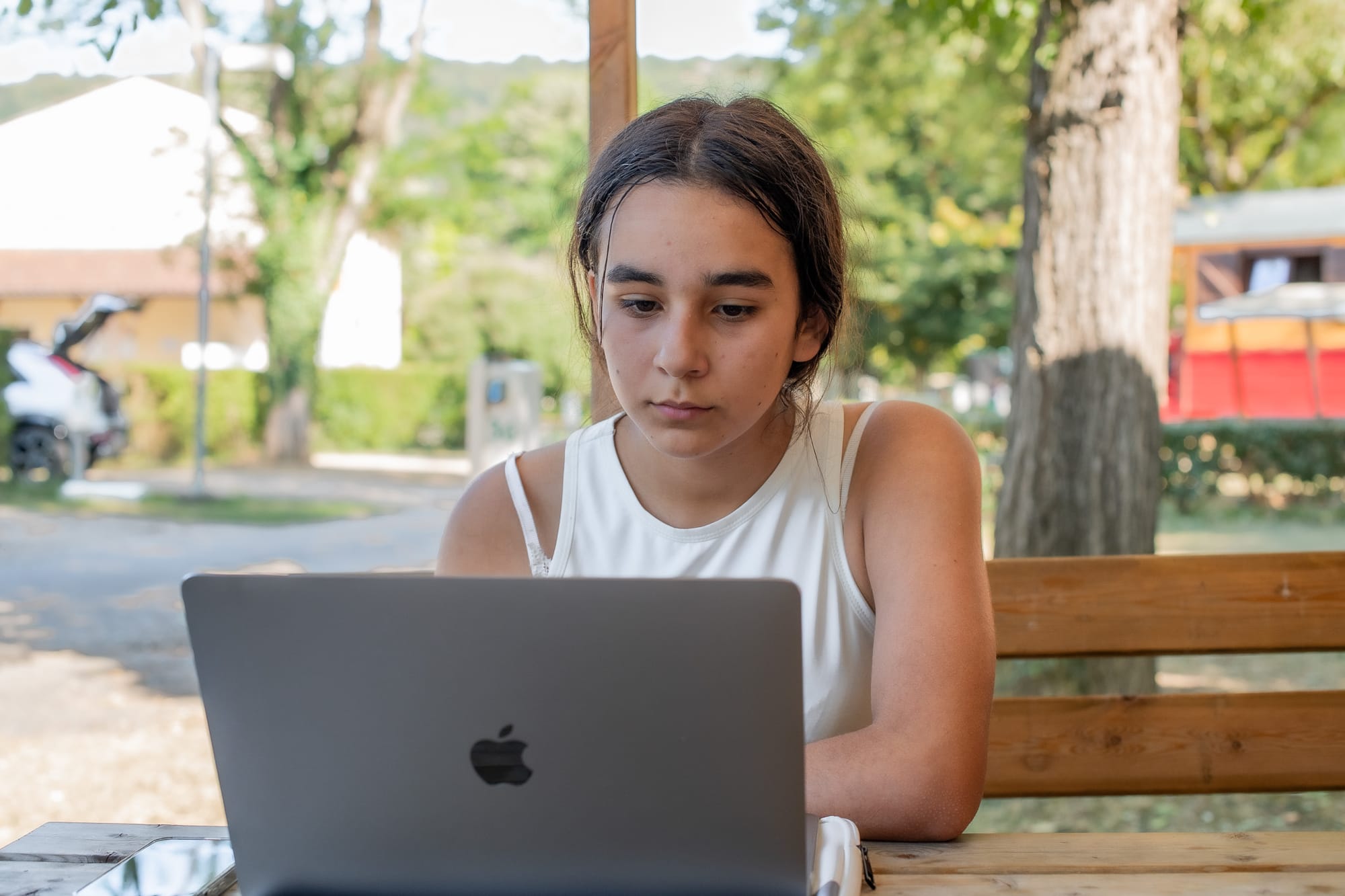 Seminario de camping: entre PowerPoints, cafés fríos y miedo al director ☕