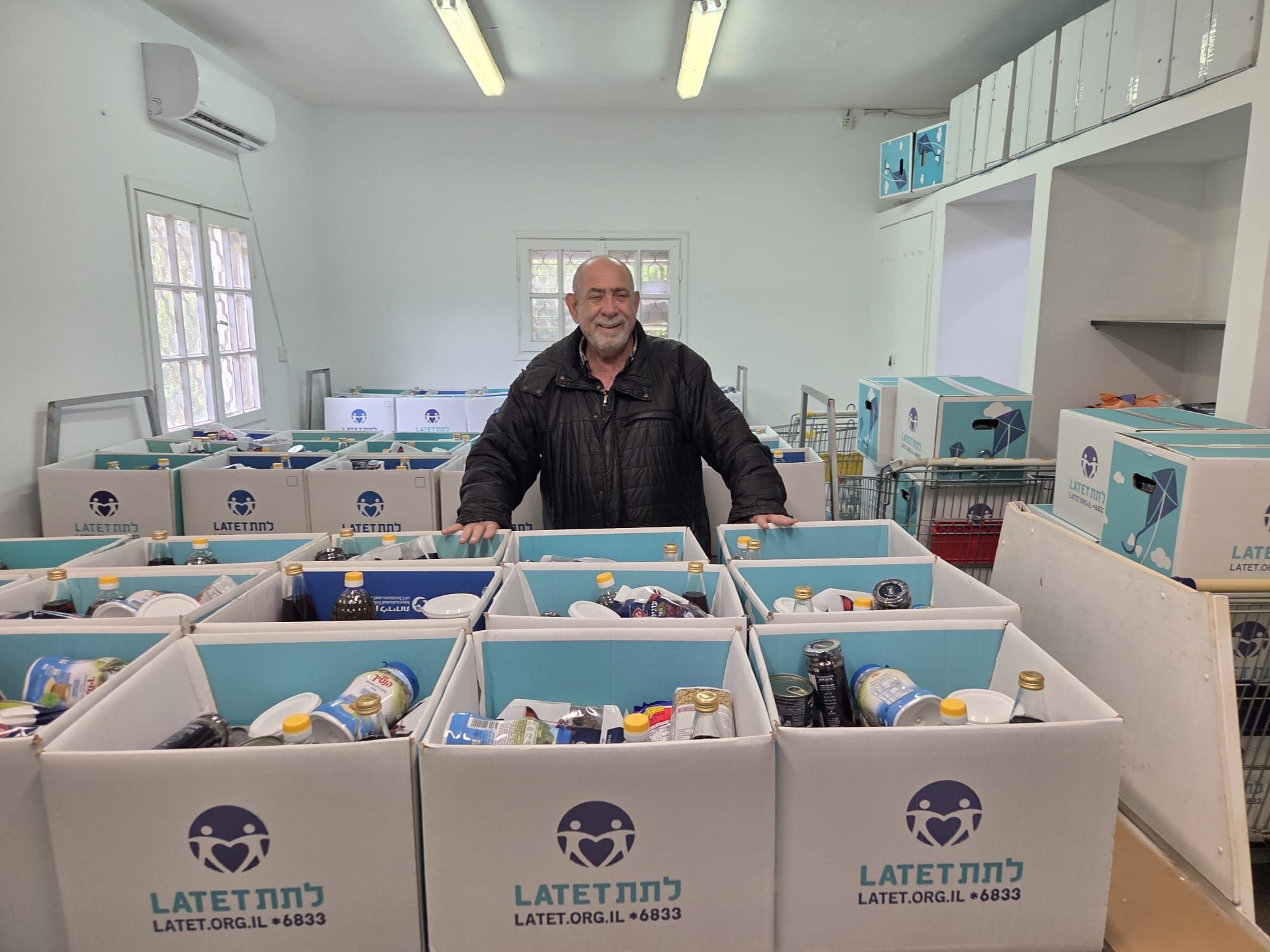 אייבי ברכה עם ארגזי לתת לכבוד הפסח 2026