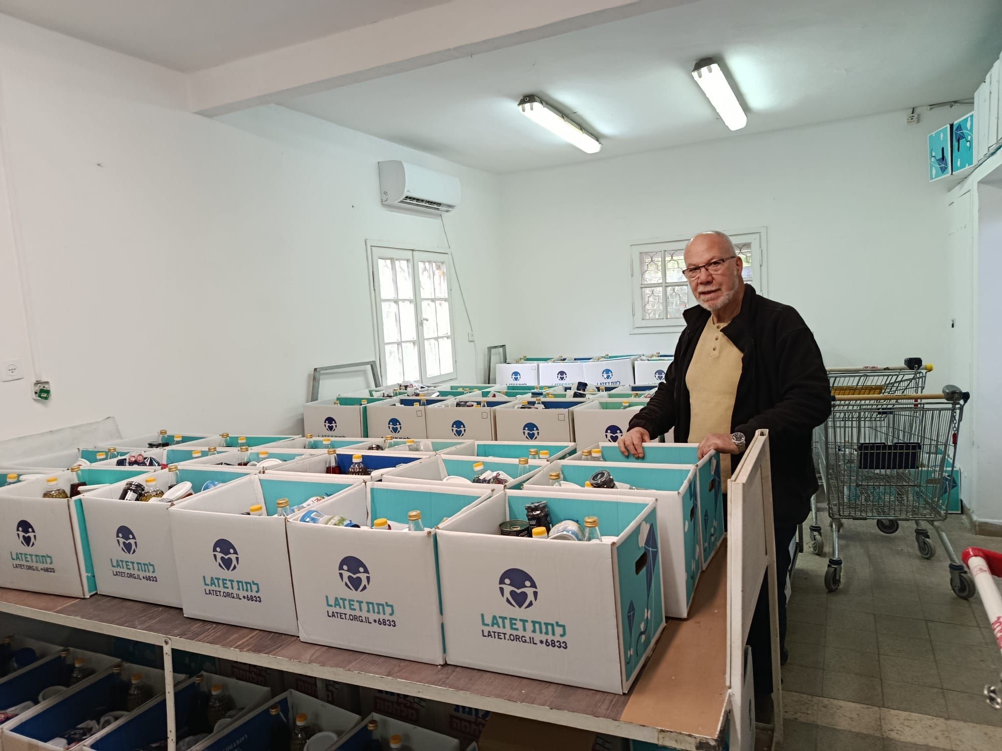 דני וינברגר עם ארגזי לתת לכבוד הפסח 2026