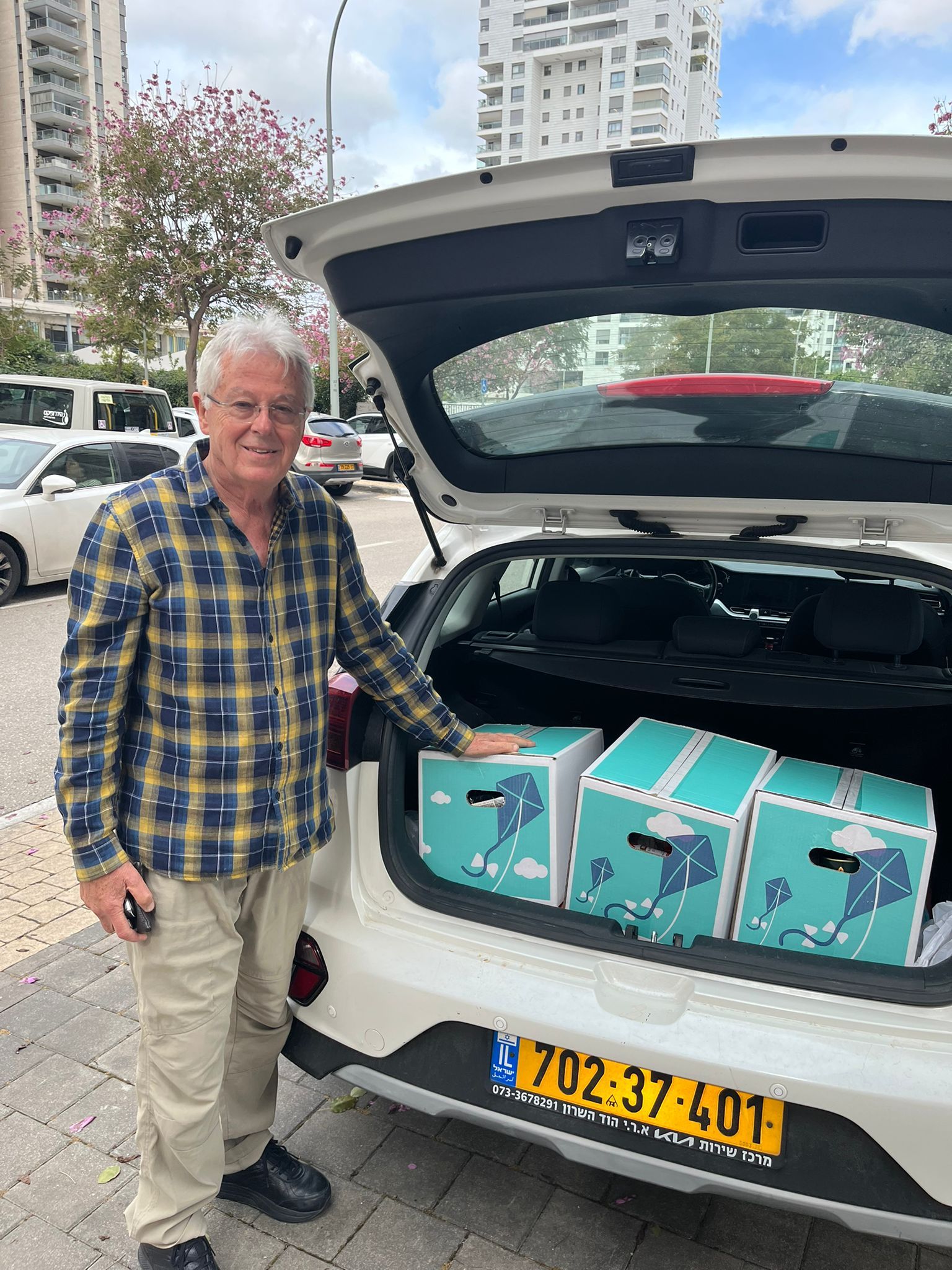 חיים פישלר עם ארגזי לתת לכבוד הפסח 2026