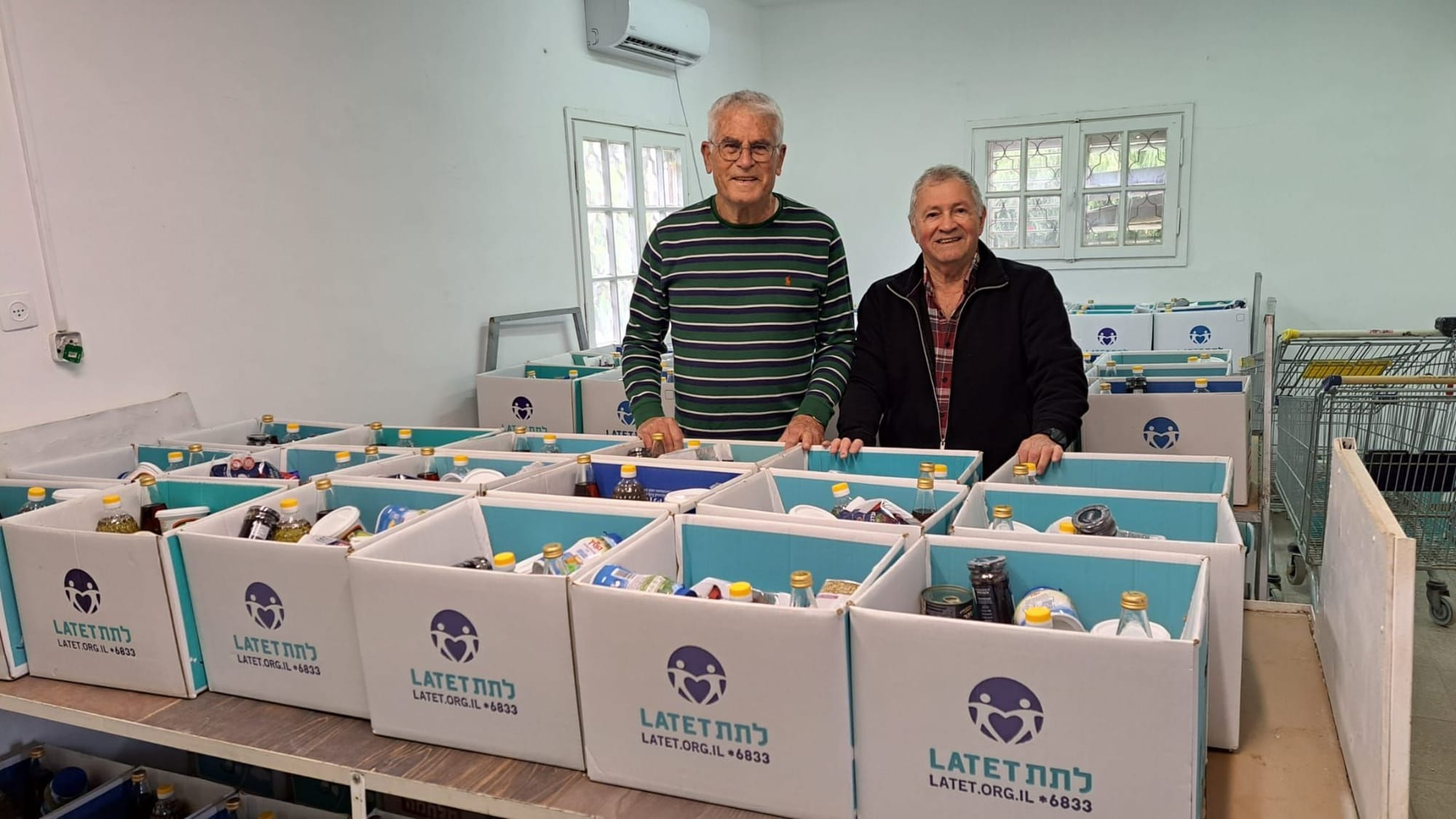 צביקה פרל ויוסי בן עמי עם ארגזי לתת לכבוד הפסח 2026