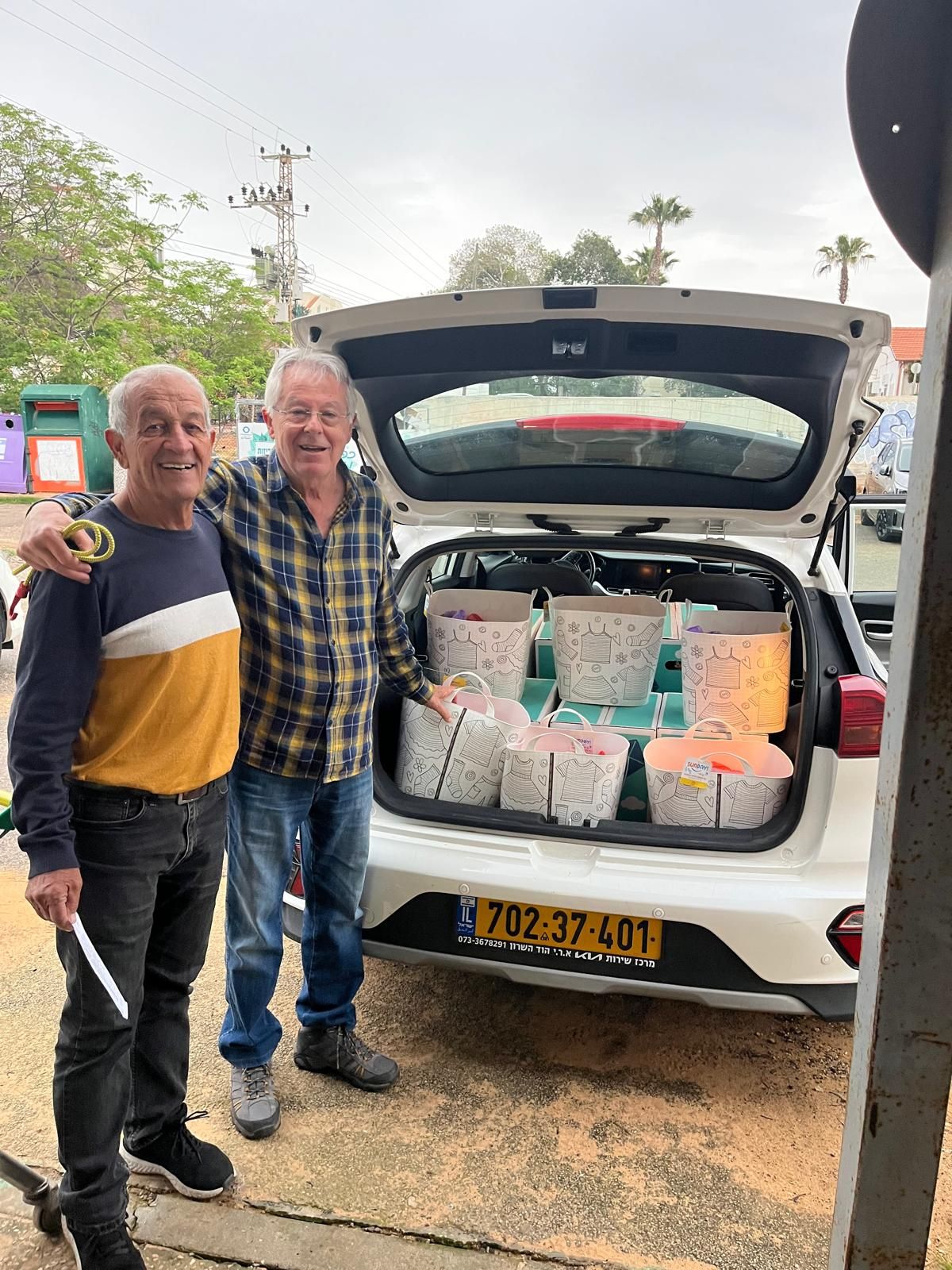 חיים פישלר ודוד ישעיה (מנהל מלוא הטנא) עם ארגזי לתת והסלים לכבוד הפסח 2026