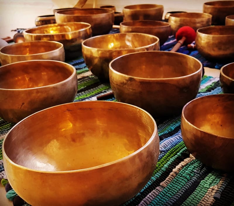 Работилница за тибетски пеещи купи - свирене и лечение във Велико Търново