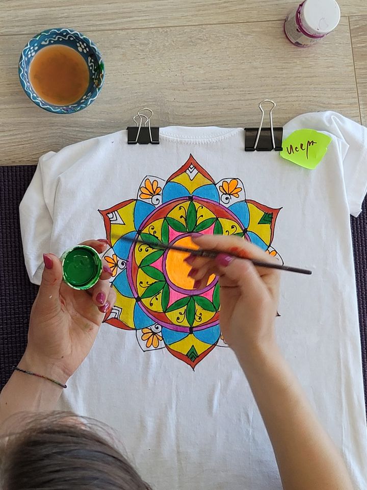 Арт релаксация рисуване на мандали върху тениски