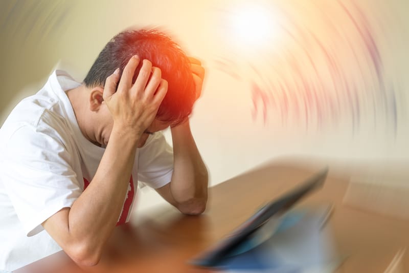 Migrena i terapia manualna – dlaczego tabletki nie zawsze rozwiązują problem?
