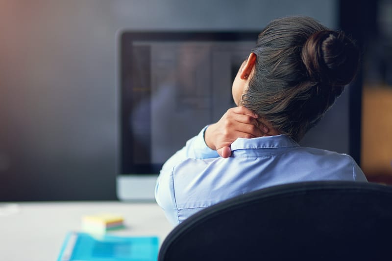 Ból barków i karku – dlaczego problem nie zawsze zaczyna się tam, gdzie boli?