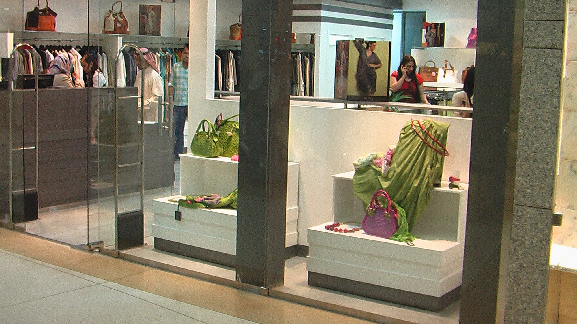 معرض ملابس - 1