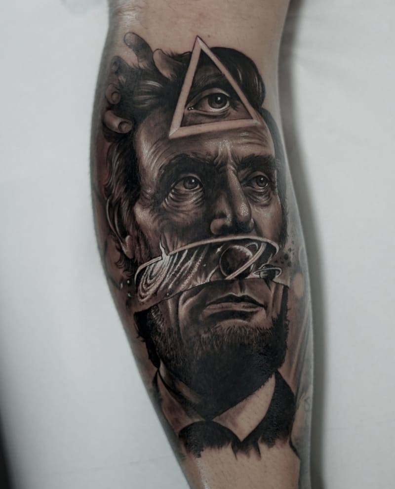 Variedad de trabajos donde prioriza el retrato siempre enfocado en crear grandes piezas con mucho detalle 