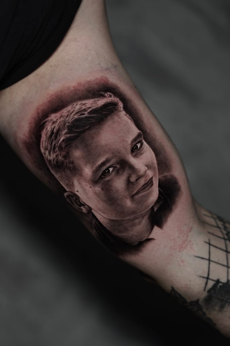 Variedad de trabajos donde prioriza el retrato siempre enfocado en crear grandes piezas con mucho detalle 