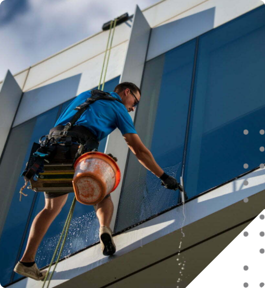 ניקוי חלונות בגובה: למה כדאי להשאיר את זה למקצוענים?