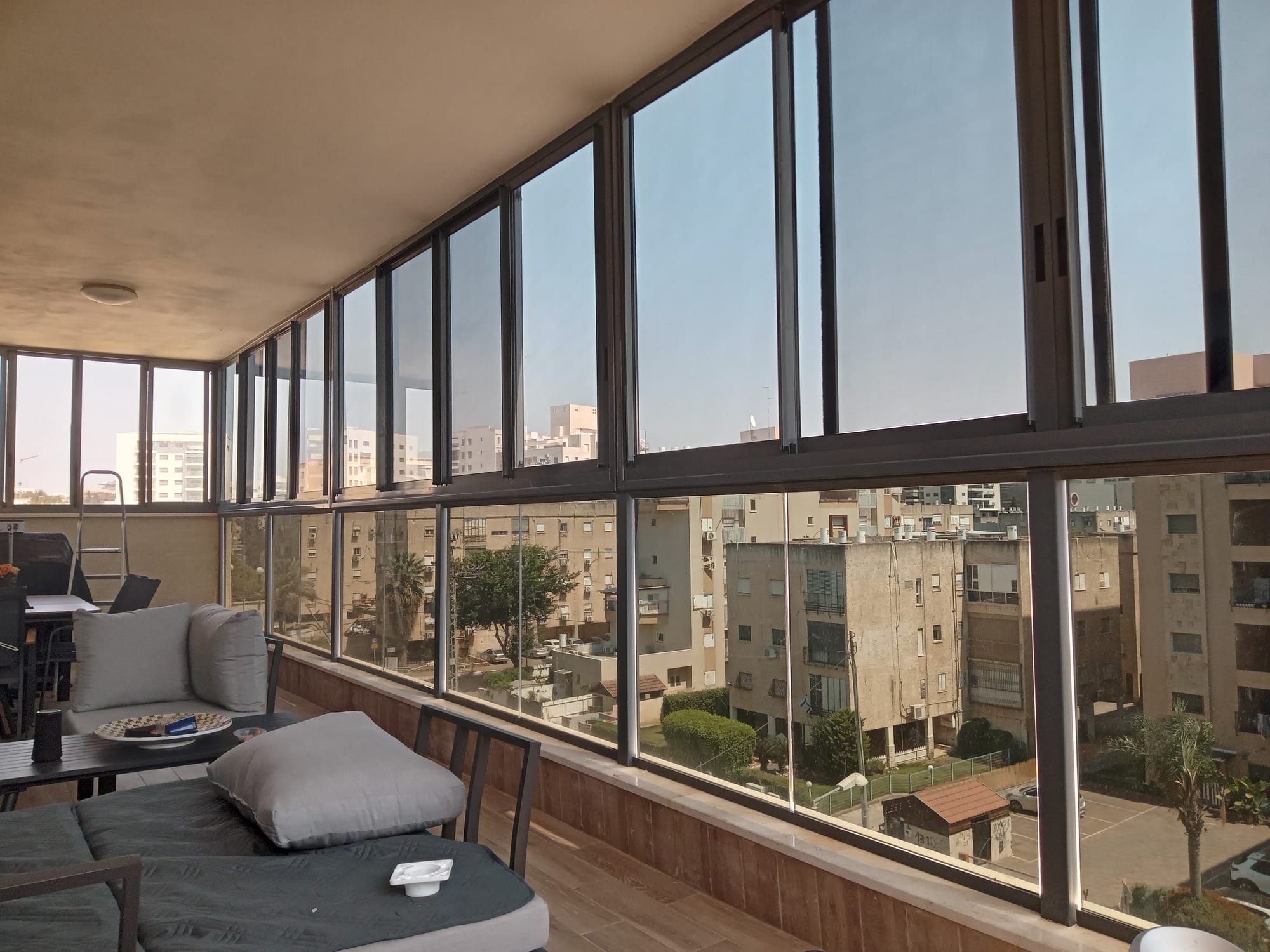 מדבקות לזכוכית מרפסת: עיצוב, פרטיות והגנה במקום אחד