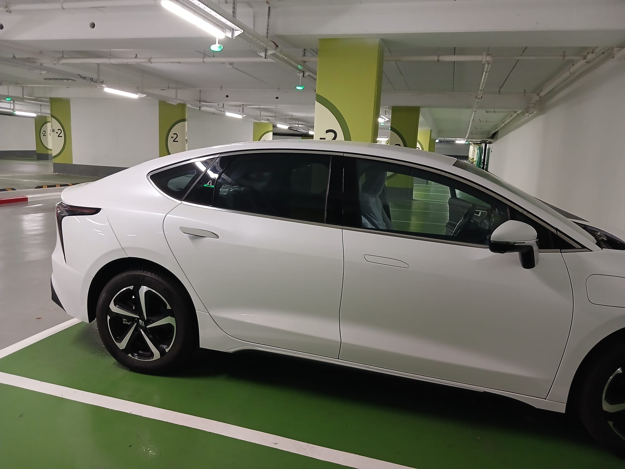 EV EASY עם ציפוי חלון אחורי 20% להגנה מחום וסנוור.