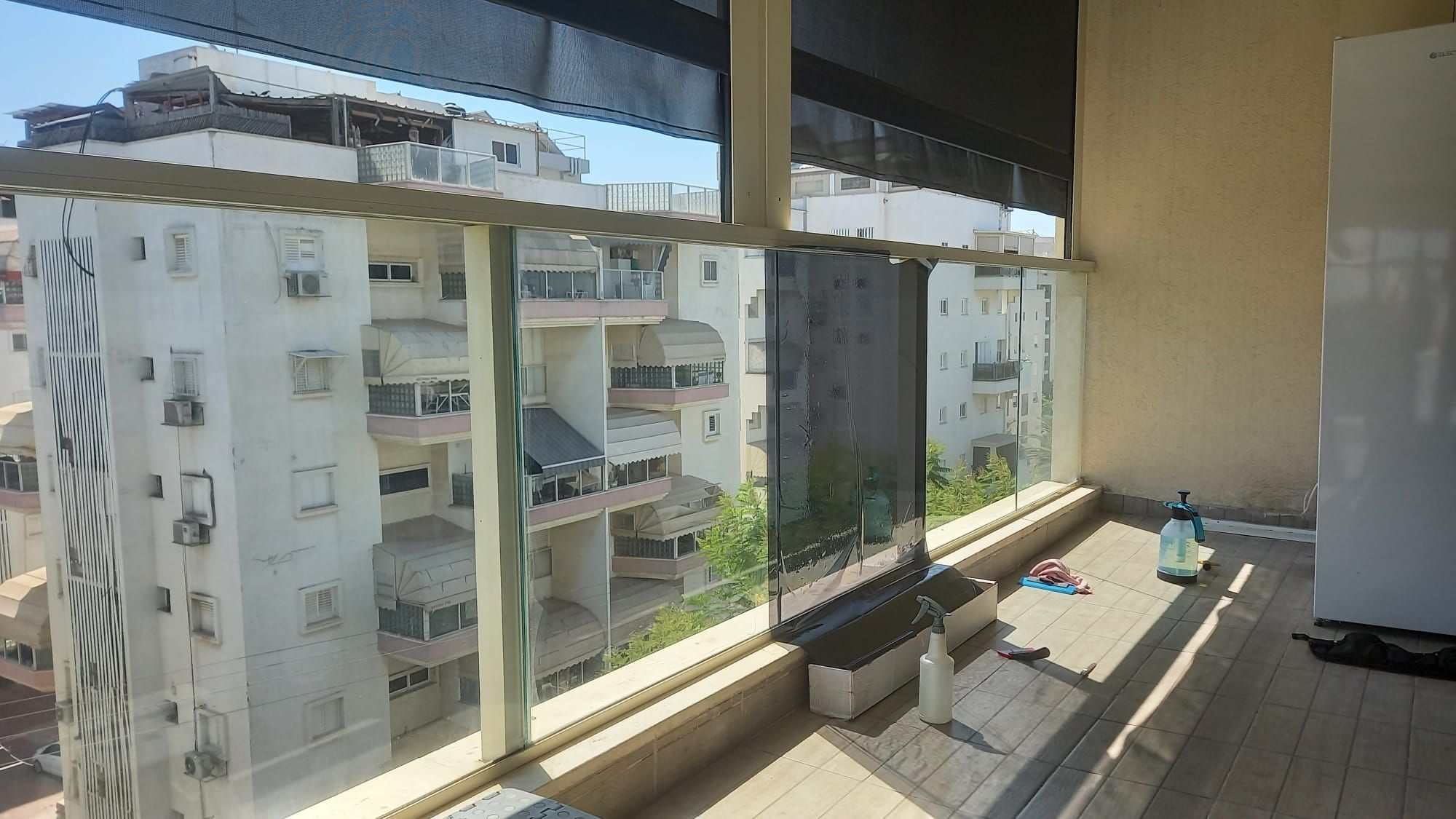 התקנת ציפוי ננו־קרמי במרפסת בפתח תקווה