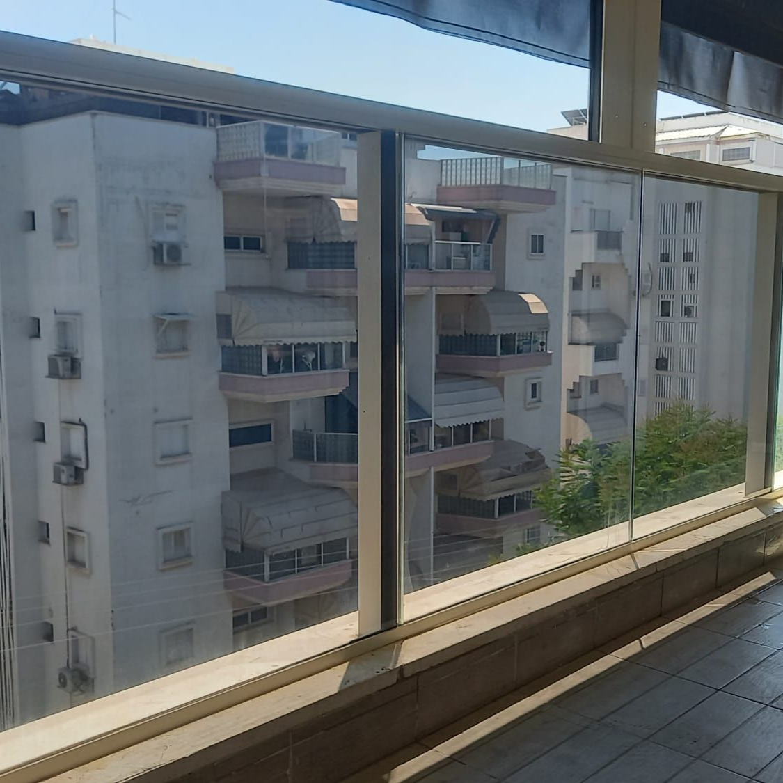 ציפוי זכוכית להפחתת חום ולפרטיות