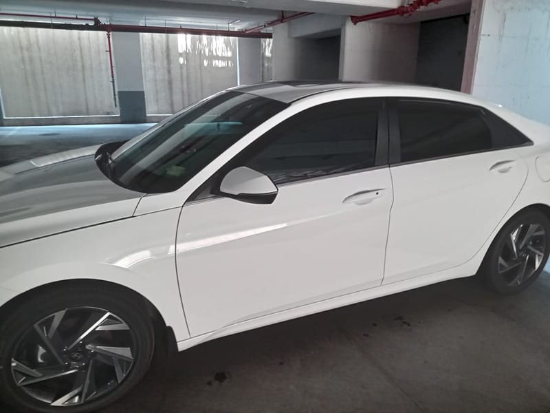 שדרוג יונדאי אלנטרה: ציפוי חלונות סרמי לפרטיות והגנה