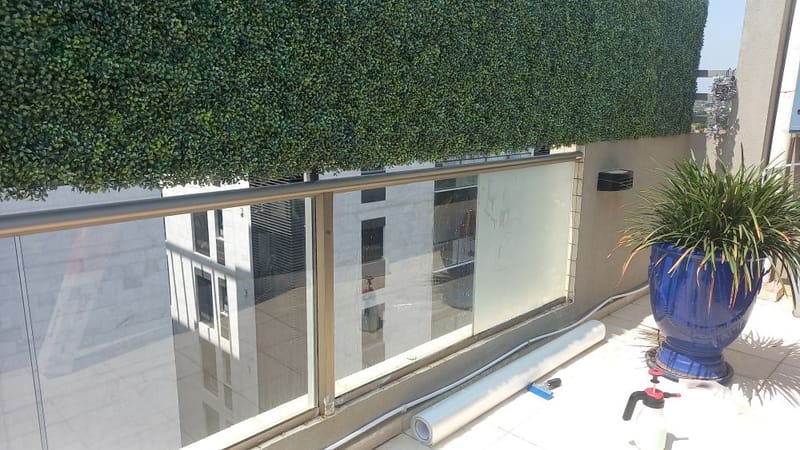 פרויקט בהוד השרון: ציפוי חלבי (אטום) למרפסת פנטהאוז