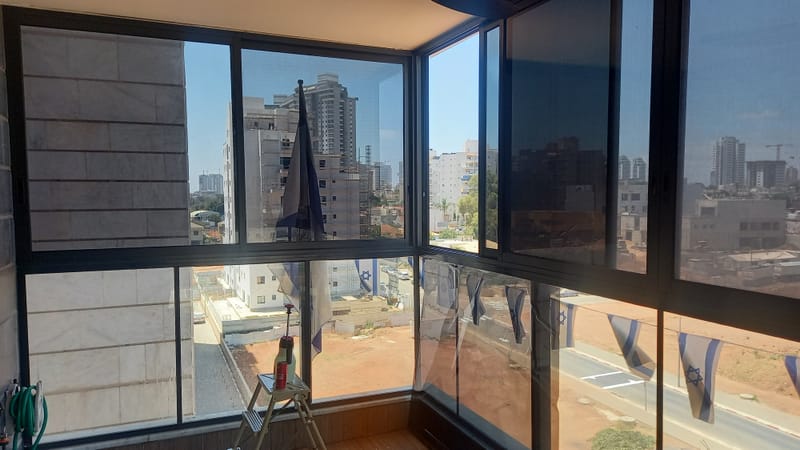 פרויקט בנתניה: ציפוי חלונות ננו-סרמי למרפסת