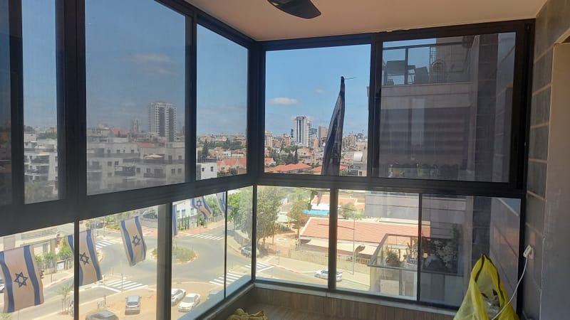 פרויקט בנתניה: ציפוי חלונות ננו-סרמי למרפסת