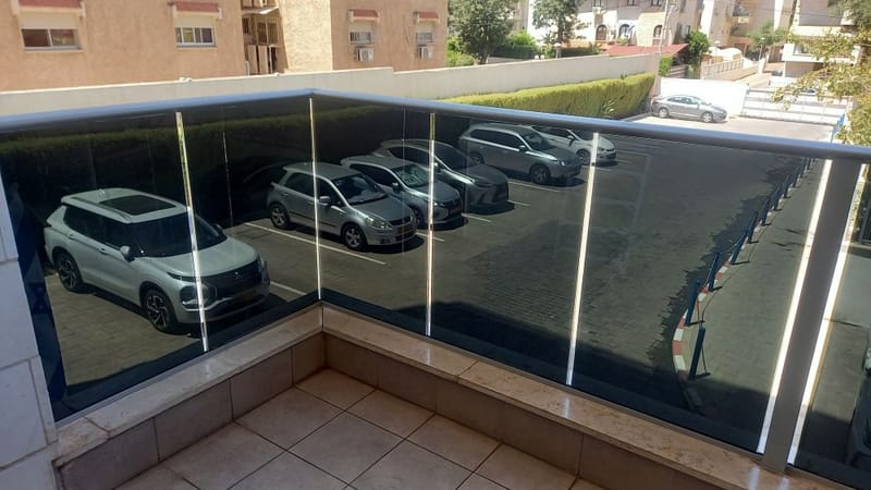 פתרון פרטיות בנהריה: ציפוי למעקה זכוכית במרפסת