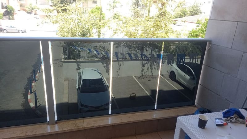 פתרון פרטיות בנהריה: ציפוי למעקה זכוכית במרפסת