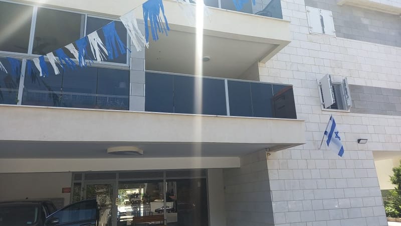 פתרון פרטיות בנהריה: ציפוי למעקה זכוכית במרפסת