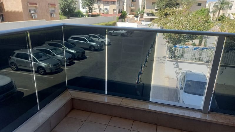 פתרון פרטיות בנהריה: ציפוי למעקה זכוכית במרפסת