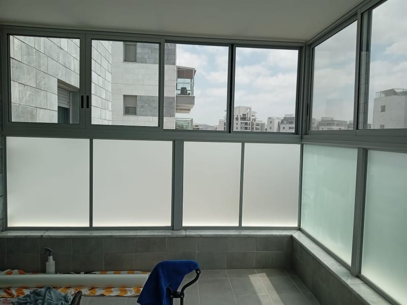 פתרון פרטיות יצירתי בחריש: ציפוי חלבי למרפסת