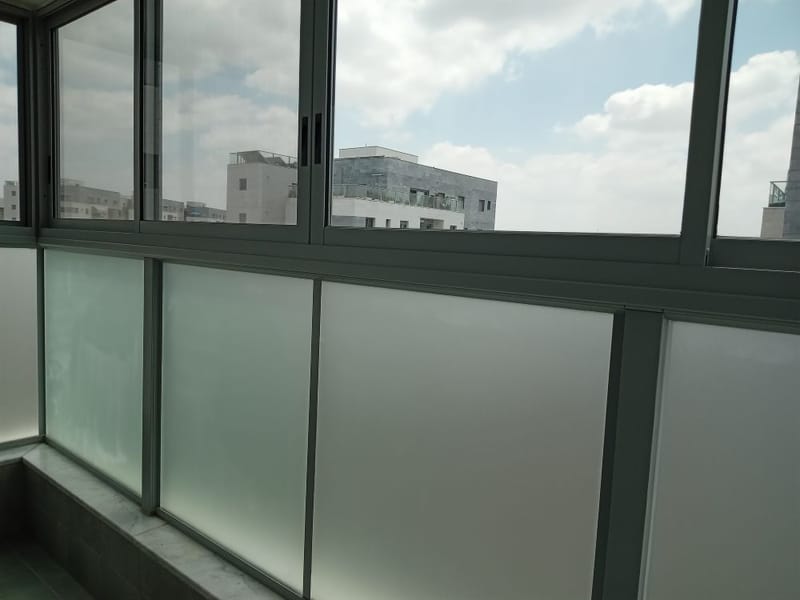 פתרון פרטיות יצירתי בחריש: ציפוי חלבי למרפסת