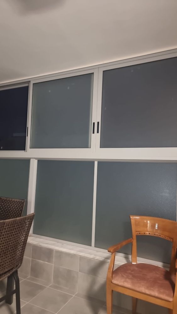 פתרון פרטיות יצירתי בחריש: ציפוי חלבי למרפסת