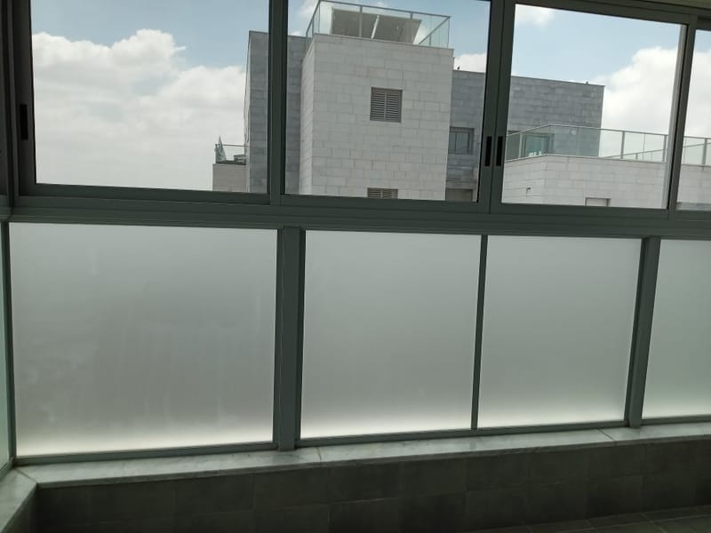 פתרון פרטיות יצירתי בחריש: ציפוי חלבי למרפסת