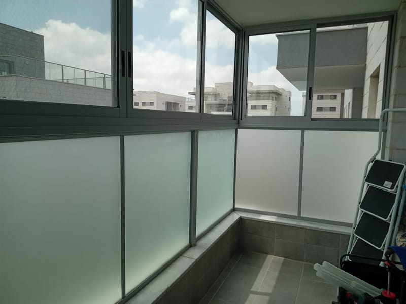 פתרון פרטיות יצירתי בחריש: ציפוי חלבי למרפסת