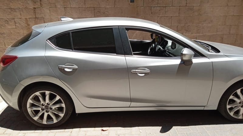 מאזדה 3: ציפוי חלונות סרמי בגוון 5% למראה יוקרתי והגנה מקסימלית