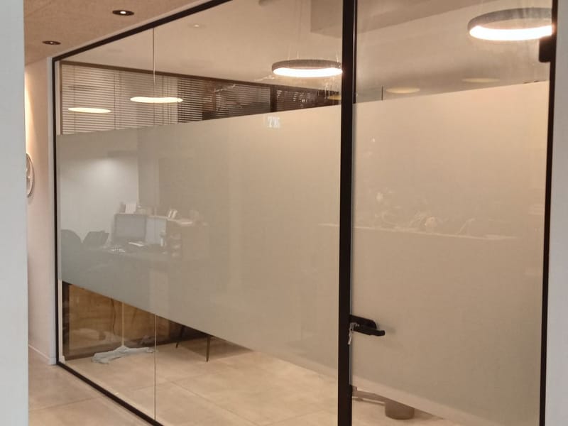 פרויקט בנתניה: ציפוי חלבי ליצירת פרטיות במשרד