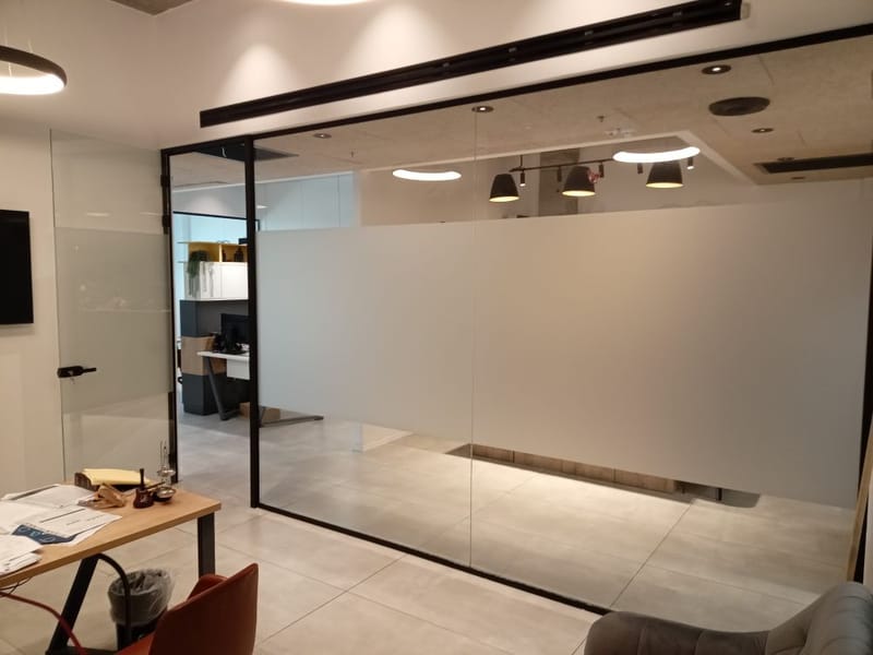 פרויקט בנתניה: ציפוי חלבי ליצירת פרטיות במשרד