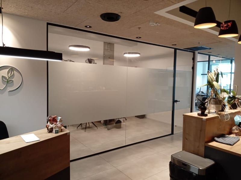 פרויקט בנתניה: ציפוי חלבי ליצירת פרטיות במשרד