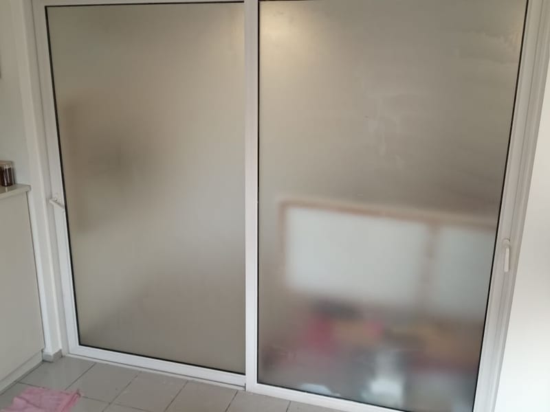 ציפוי חלונות חלבי לקליניקה ברעננה: פתרון לפרטיות והפרדה